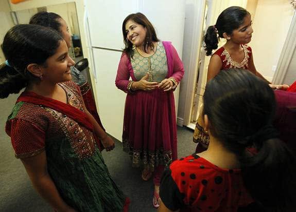 Swati Shah speaking with Noopur Dance Academy students during a class break